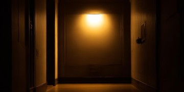 楼道灯亮的费用该物业承担吗？