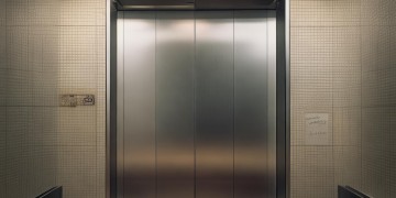 电梯坏了费用真的由物业付吗？