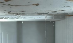 顶楼漏水要找物业吗？